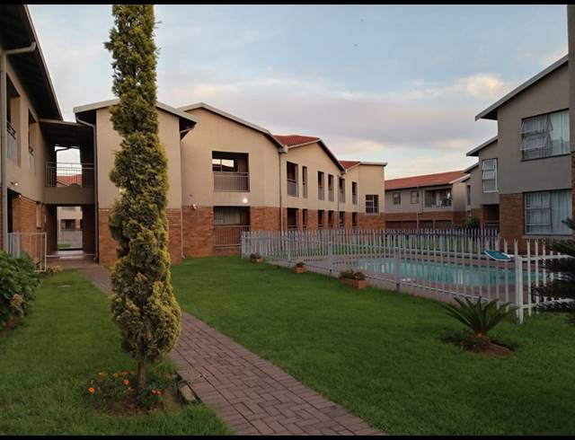 2 BEDROOM FLAT FOR SALE IN VANDERBIJLPARK CE 3